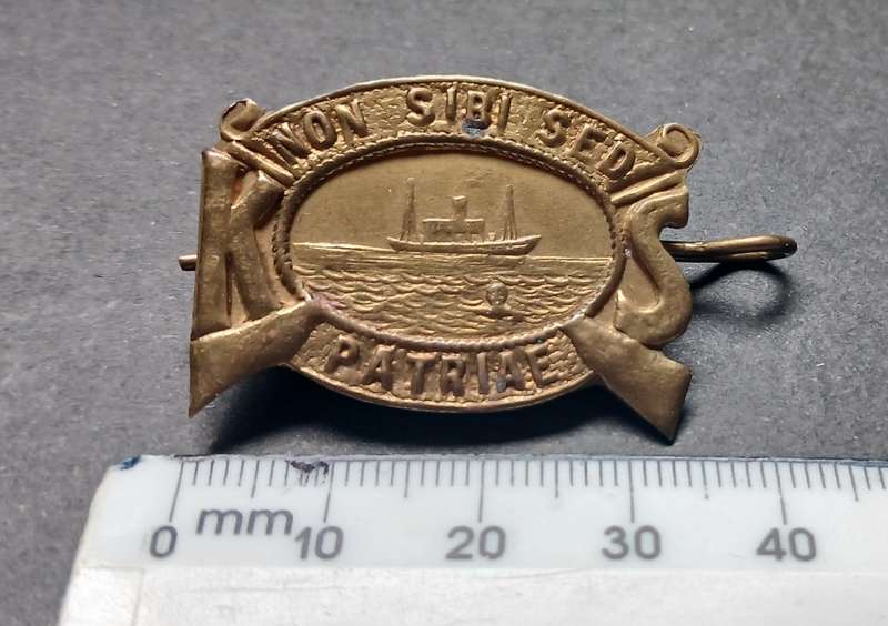 KAROO SKUTTERS / SCHUTTERS SOLID CENTER BRASS BADGE WORN 1914 - 1929   ( OWEN 1775 )  `RARE`     C58