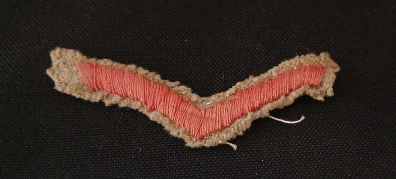 WW1 1914 RED OVERSEAS SERVICE CHEVRON   ``  SCARCE VERY HARD TO FIND  ``            C60