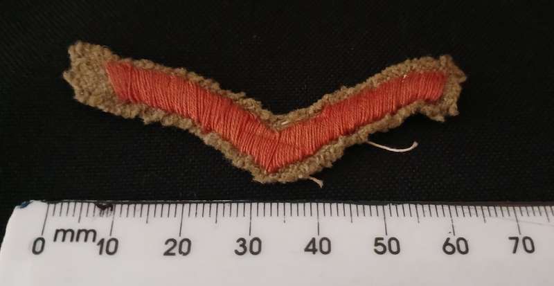 WW1 1914 RED OVERSEAS SERVICE CHEVRON   ``  SCARCE VERY HARD TO FIND  ``            C60