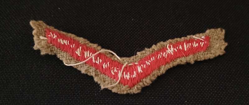 WW1 1914 RED OVERSEAS SERVICE CHEVRON   ``  SCARCE VERY HARD TO FIND  ``            C60