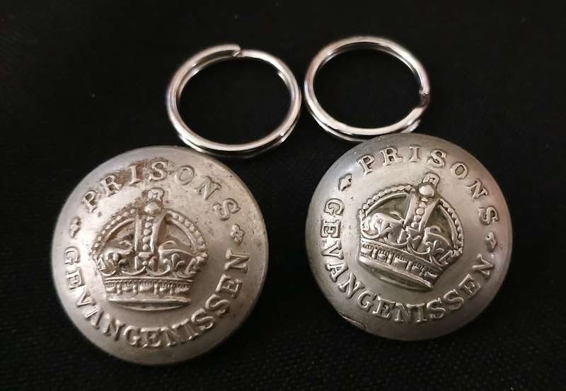 SA PRISONS GEVANGENISSEN WHITE METAL UNIFORM BUTTONS ( MAKERS MARKS )             C65