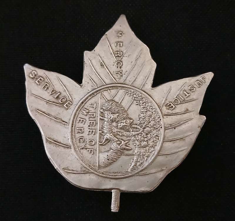 UNKNOWN CANADIAN METAL LEAF BADGE ( TREE OF MERCY ) ( JUSTICE MERCY SERVICE )   C98