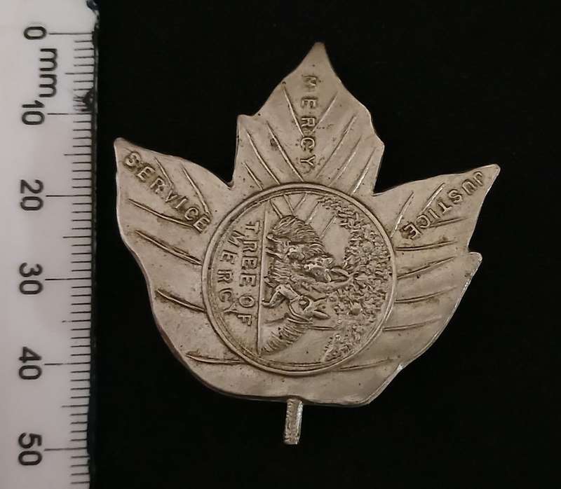 UNKNOWN CANADIAN METAL LEAF BADGE ( TREE OF MERCY ) ( JUSTICE MERCY SERVICE )   C98