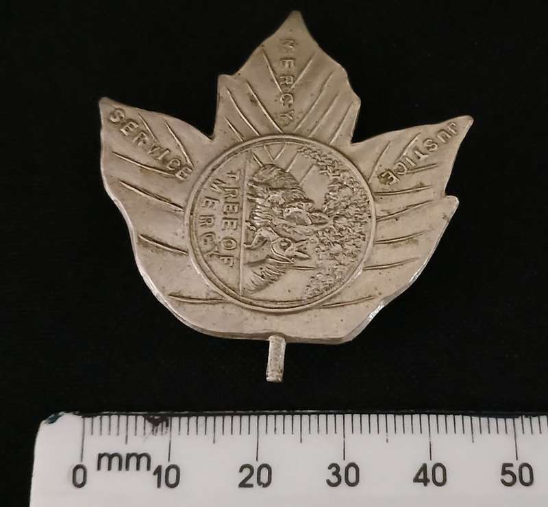 UNKNOWN CANADIAN METAL LEAF BADGE ( TREE OF MERCY ) ( JUSTICE MERCY SERVICE )   C98