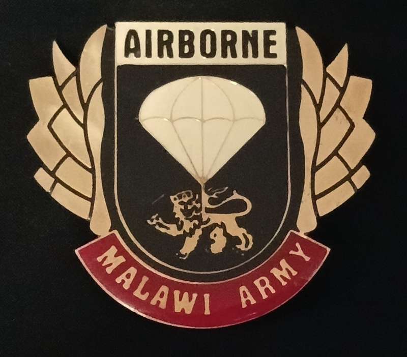 MALAWI PARACHUTE REGIMENT BADGE   ( GOLD WINGS )                C103
