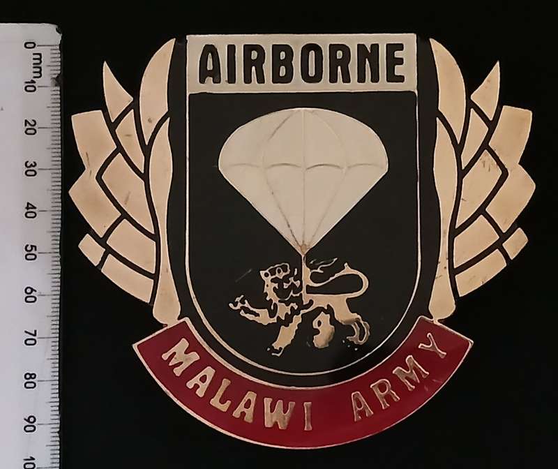 MALAWI PARACHUTE REGIMENT BADGE   ( GOLD WINGS )                C103