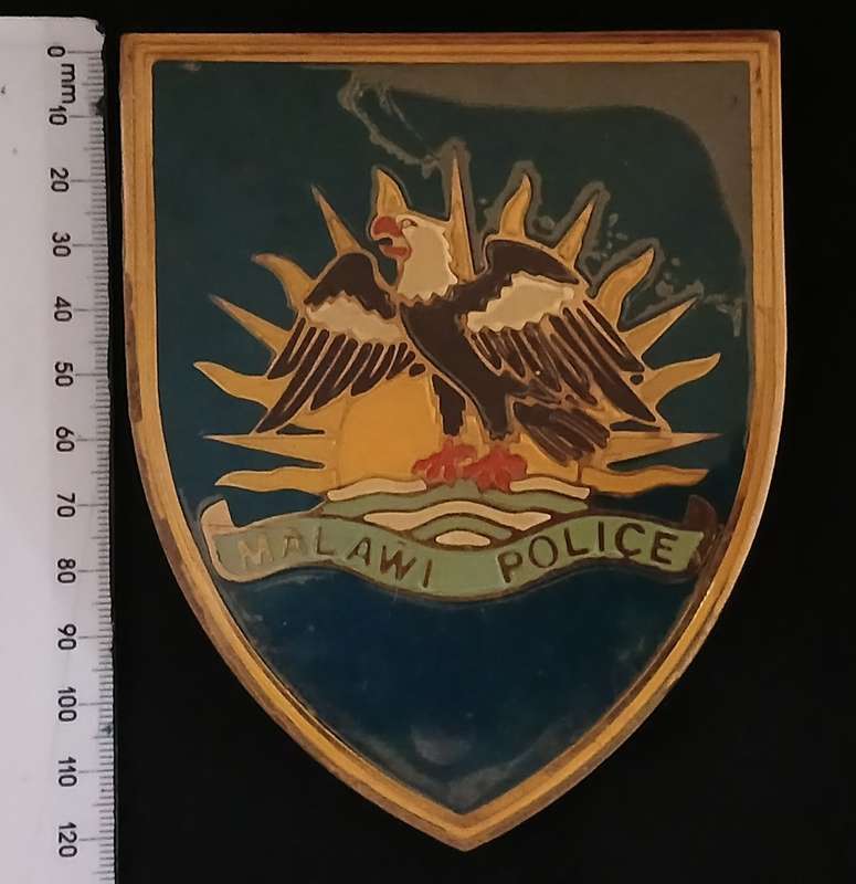 MALAWI POLICE BADGE        ( NOTE CONDITION )                 C104