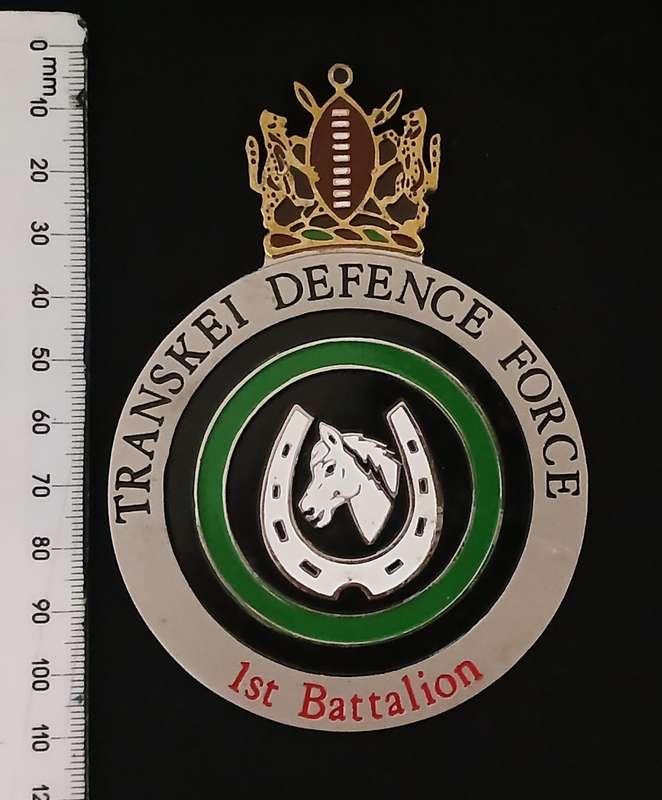 1ST BATTALION TRANSKEI DEFENCE FORCE SHOULDER FLASH PAIR AND BADGE     C109