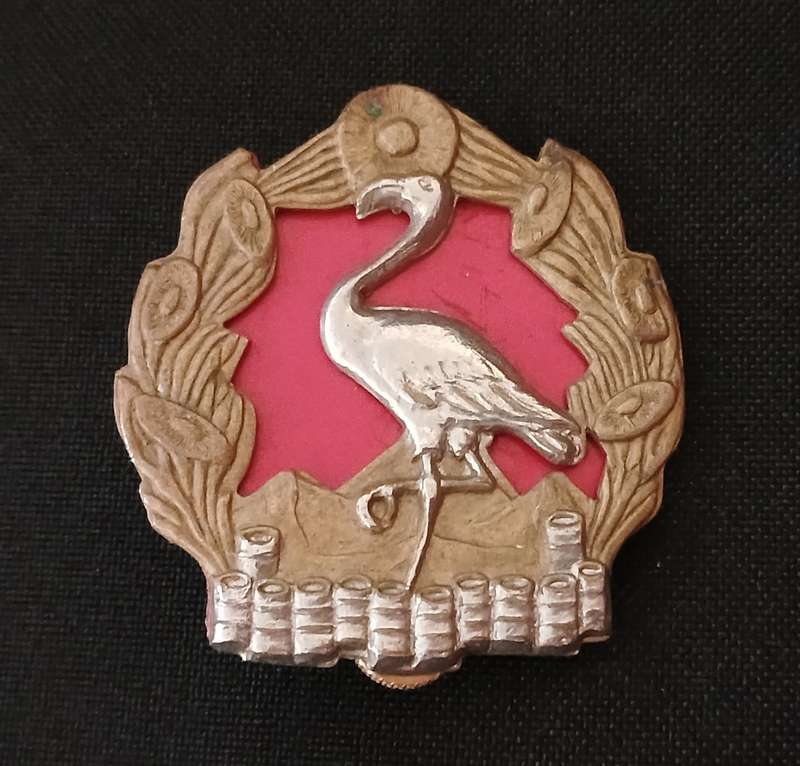 2 S.A. INFANTRY BATTALION GROUP CAP BADGE  ` BI-METAL `  WITH BACKING              C117