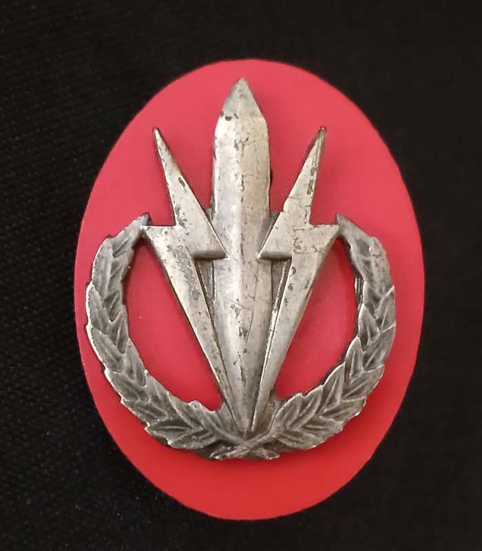 SADF 4 SA. INFANTRY BERET BADGE WITH BACKING                  C118