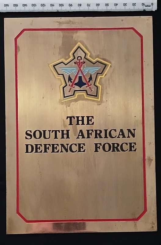 THE SOUTH AFRICAN DEFENCE FORCE BRASS AND ENAMEL PLAQUE / WALL BADGE   `` STRUNNING ``        S18