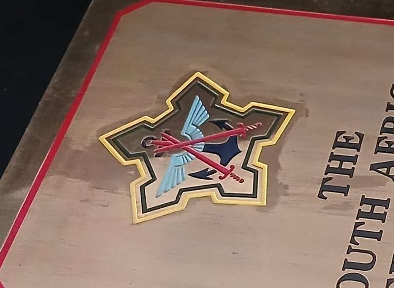 THE SOUTH AFRICAN DEFENCE FORCE BRASS AND ENAMEL PLAQUE / WALL BADGE   `` STRUNNING ``        S18