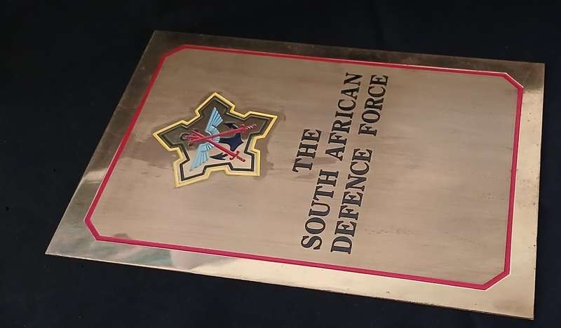 THE SOUTH AFRICAN DEFENCE FORCE BRASS AND ENAMEL PLAQUE / WALL BADGE   `` STRUNNING ``        S18