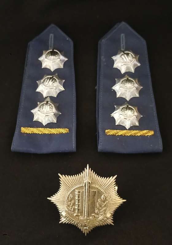DUTC NETHERLANDS POLICE RANKS WITH BULLION WIRE AND CAP BADGE ( Note Condition )     K17