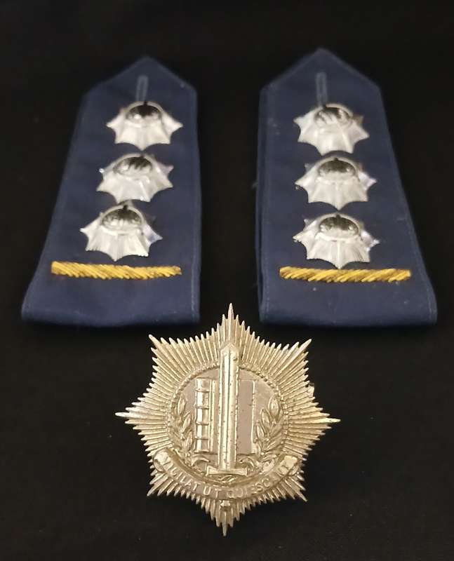DUTC NETHERLANDS POLICE RANKS WITH BULLION WIRE AND CAP BADGE ( Note Condition )     K17