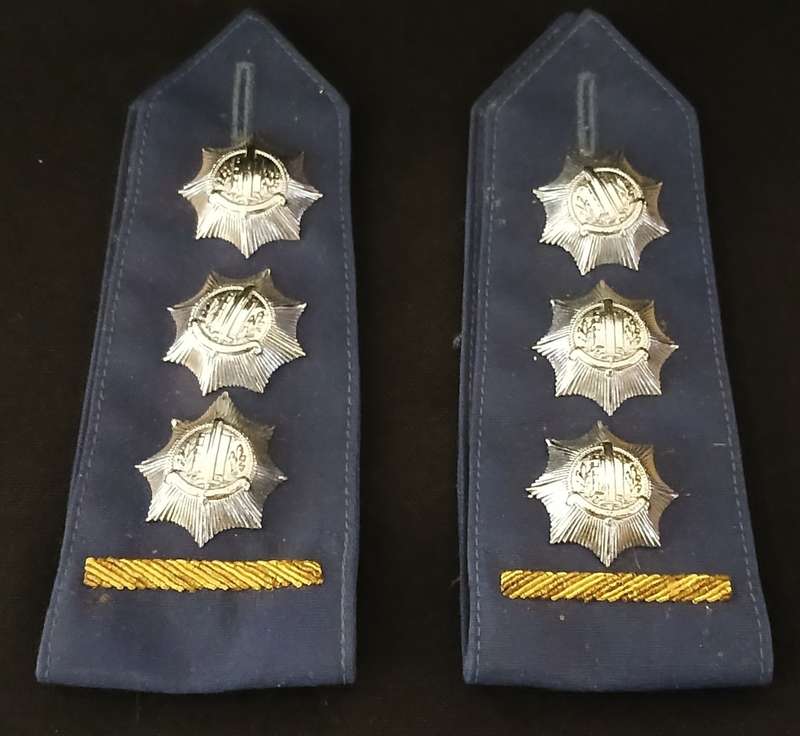 DUTC NETHERLANDS POLICE RANKS WITH BULLION WIRE AND CAP BADGE ( Note Condition )     K17