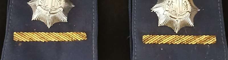 DUTC NETHERLANDS POLICE RANKS WITH BULLION WIRE AND CAP BADGE ( Note Condition )     K17