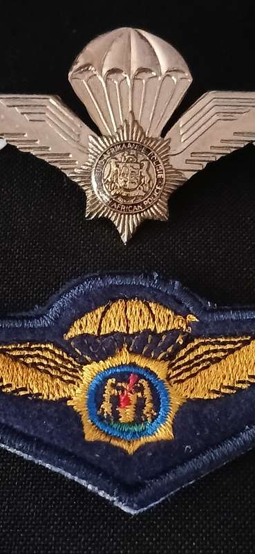 Special Task Force Cloth Wing ( Blue Field Dress ) & Metal Wing  ` OLD COAT OF ARMS `           R42