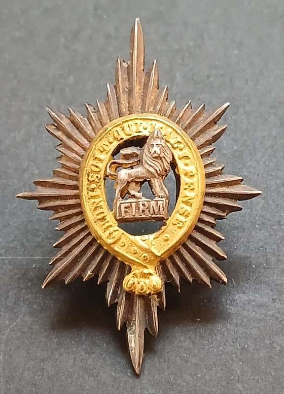 WW2  WORCESTERSHIRE REGIMENT OFFICER`S CAP BADGE ( With Makers Mark  J.R. GAUNT LONDON )    R54