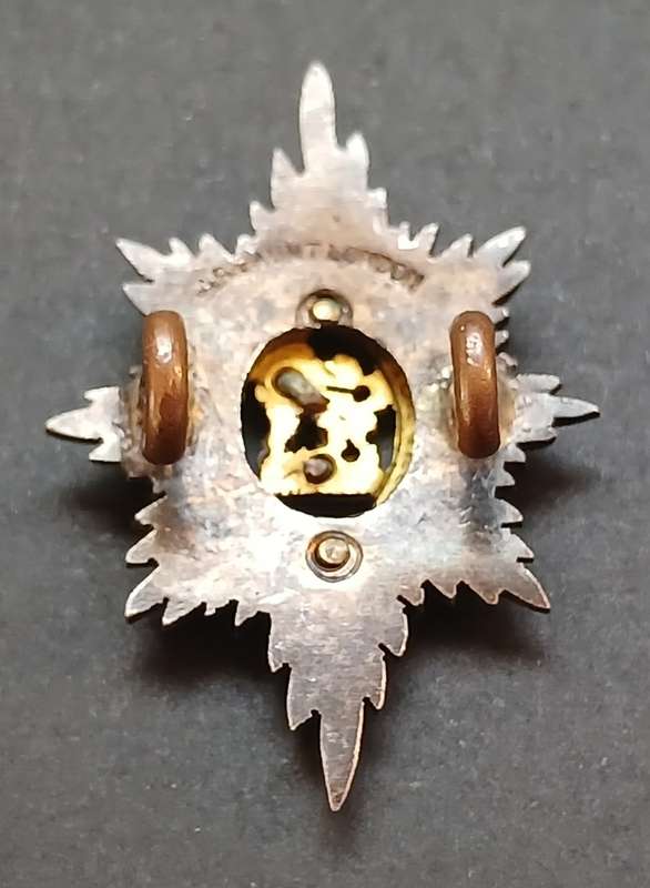 WW2  WORCESTERSHIRE REGIMENT OFFICER`S CAP BADGE ( With Makers Mark  J.R. GAUNT LONDON )    R54