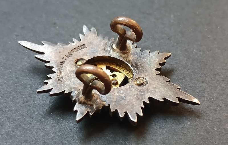 WW2  WORCESTERSHIRE REGIMENT OFFICER`S CAP BADGE ( With Makers Mark  J.R. GAUNT LONDON )    R54