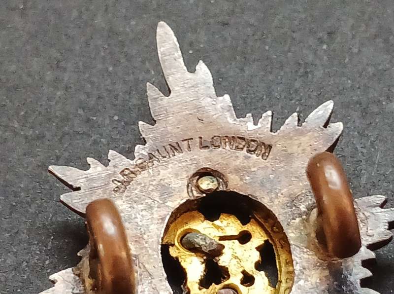WW2  WORCESTERSHIRE REGIMENT OFFICER`S CAP BADGE ( With Makers Mark  J.R. GAUNT LONDON )    R54