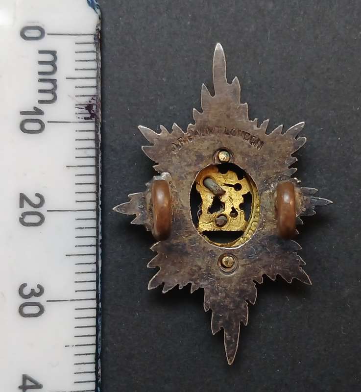 WW2  WORCESTERSHIRE REGIMENT OFFICER`S CAP BADGE ( With Makers Mark  J.R. GAUNT LONDON )    R54