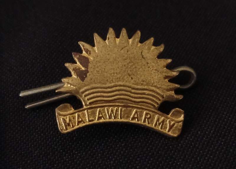 MALAWI ARMY  CAP BADGE                                   R91