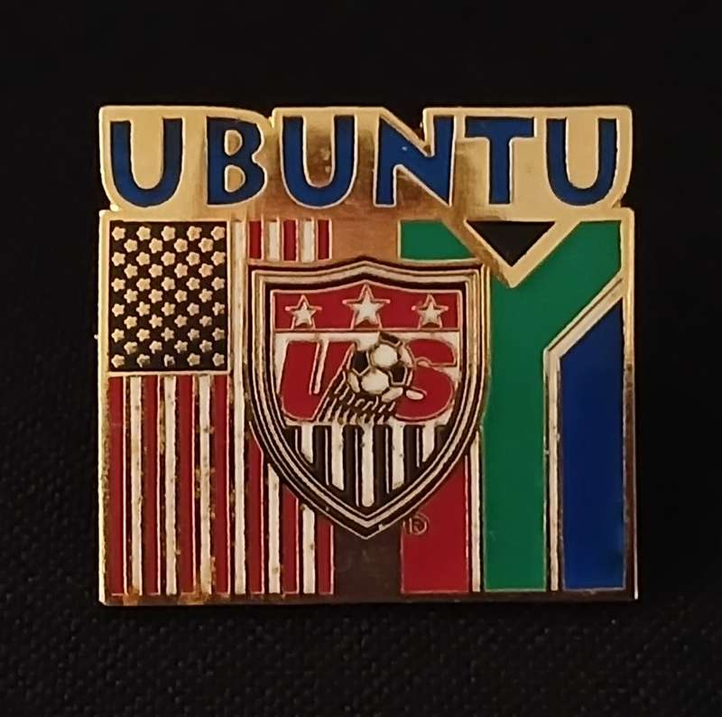 UBUNTO US - SA SOCCER PIN BADGE  " ENAMEL "    ( UNITED STATES & SOUTH AFRICA )           R93