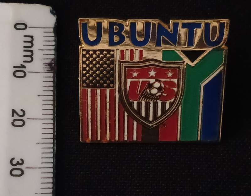 UBUNTO US - SA SOCCER PIN BADGE  " ENAMEL "    ( UNITED STATES & SOUTH AFRICA )           R93