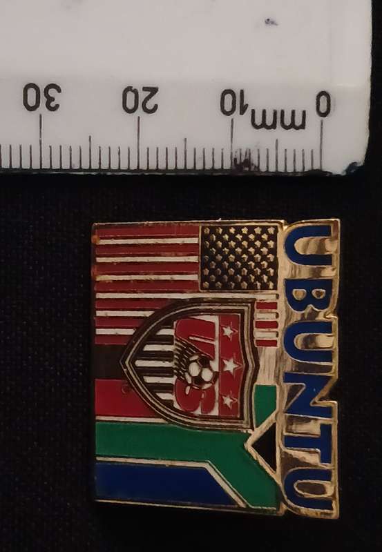 UBUNTO US - SA SOCCER PIN BADGE  " ENAMEL "    ( UNITED STATES & SOUTH AFRICA )           R93