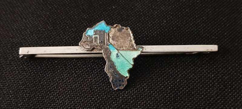 VINTAGE CAPE TOWN WITH CABLE CAR ENAMEL LAPEL BADGE  " STUNNING "    R97