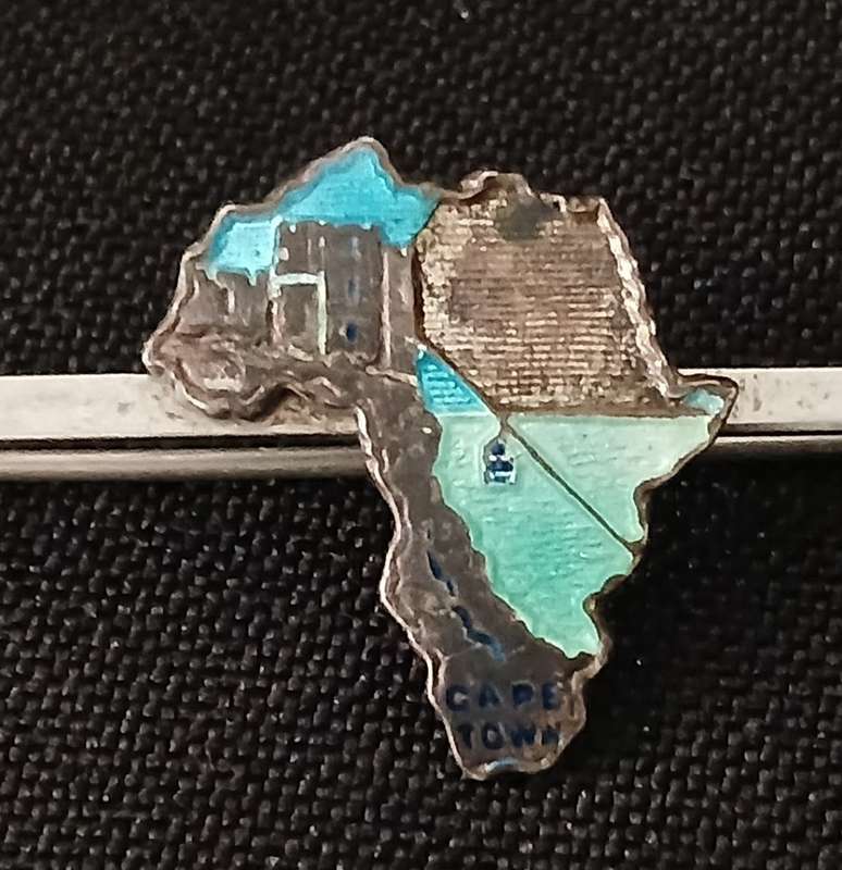 VINTAGE CAPE TOWN WITH CABLE CAR ENAMEL LAPEL BADGE  " STUNNING "    R97