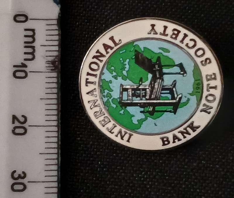1961 INTERNATIONAL BANK NOTE SOCIETY PIN BADGE              R99