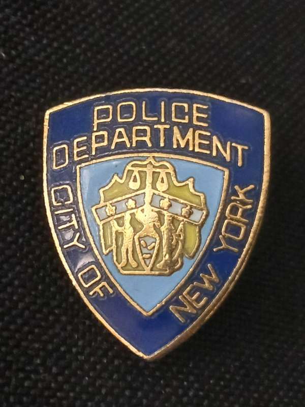 POLICE DEPARTMENT CITY OF NEW YORK PIN BADGE      " ENAMEL "               R101