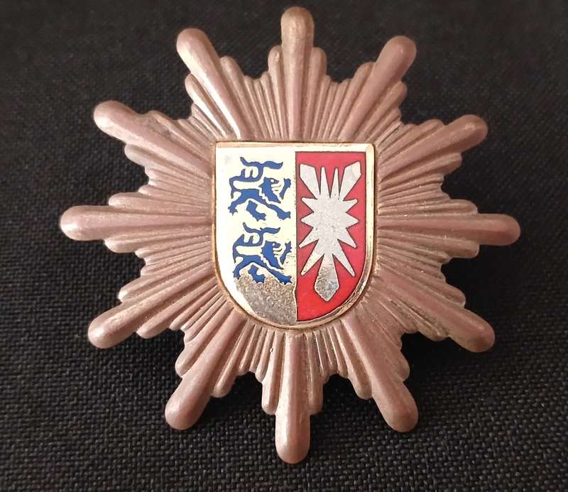 GERMAN SCHLESWIG- HOLSTEIN POLICE HAT BADGE  ( WITH MAKERS MARK )     R126