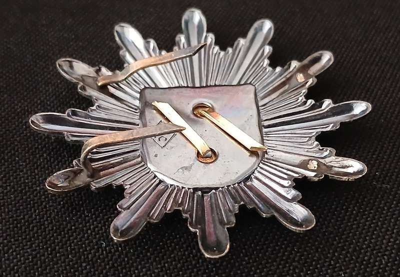 GERMAN FEDERAL POLICE CAP BADGE  ( NOTE ONLY 2 PINS )    ( WITH MAKER MARK )              R127