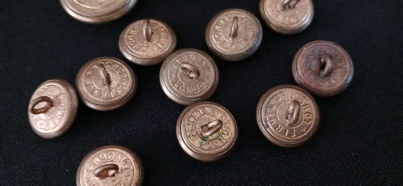 SA TUNIC BUTTONS GILT (PERMANENT FORCE) WORN FROM 1923-1945   ( 2 x 25mm + 10 x 16mm )   R151