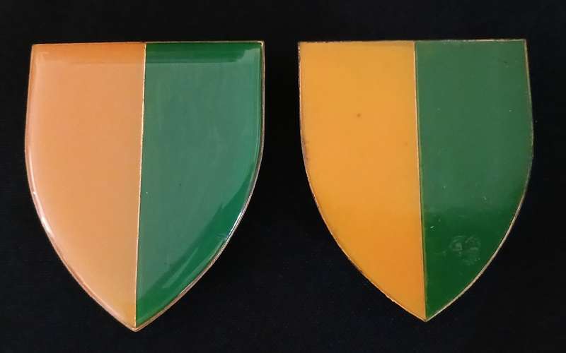 SADF 7 SOUTH AFRICAN INFANTRY DIVISION SHOULDER FLASH PAIR  ( ONE PIN REPAIRED )                D175