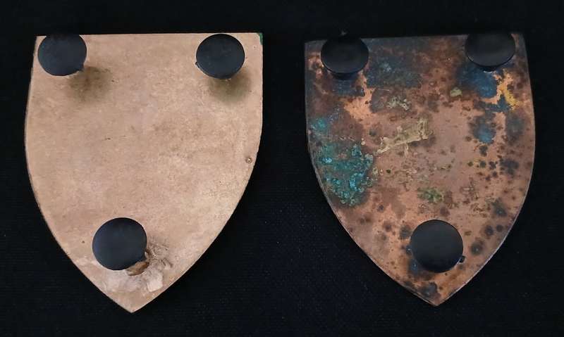 SADF 7 SOUTH AFRICAN INFANTRY DIVISION SHOULDER FLASH PAIR  ( ONE PIN REPAIRED )                D175