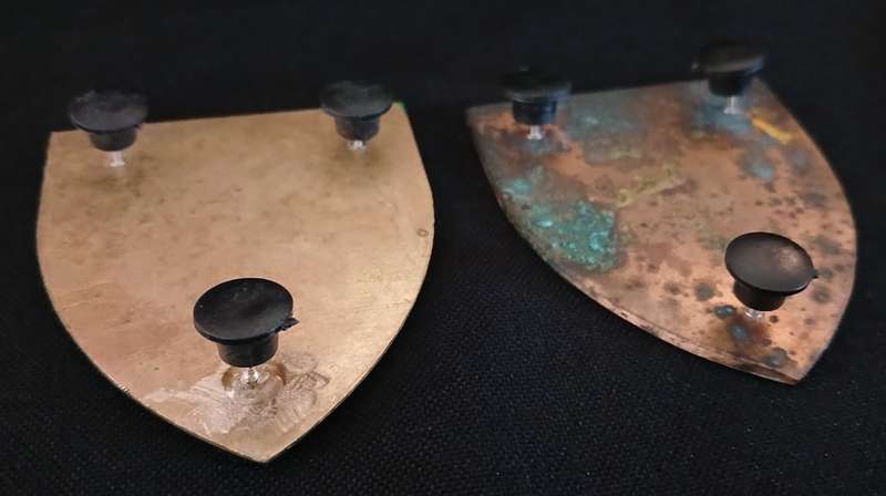 SADF 7 SOUTH AFRICAN INFANTRY DIVISION SHOULDER FLASH PAIR  ( ONE PIN REPAIRED )                D175