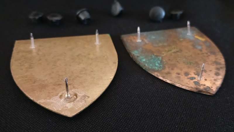 SADF 7 SOUTH AFRICAN INFANTRY DIVISION SHOULDER FLASH PAIR  ( ONE PIN REPAIRED )                D175
