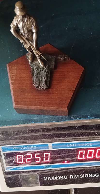 SA BORDER WAR  TROOPIE STATUETTE ON A WOODEN BASE  -- SWA NAMIBIA        ( Weight: 250 grams )