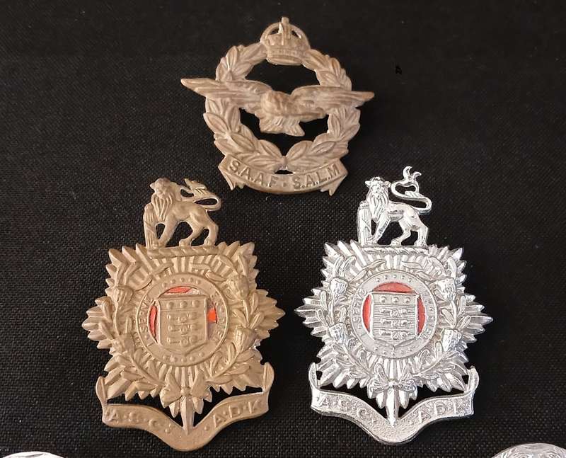 MIX LOT OF BADGES  " ONE BID FOR THE LOT "           """ WoW """               L24