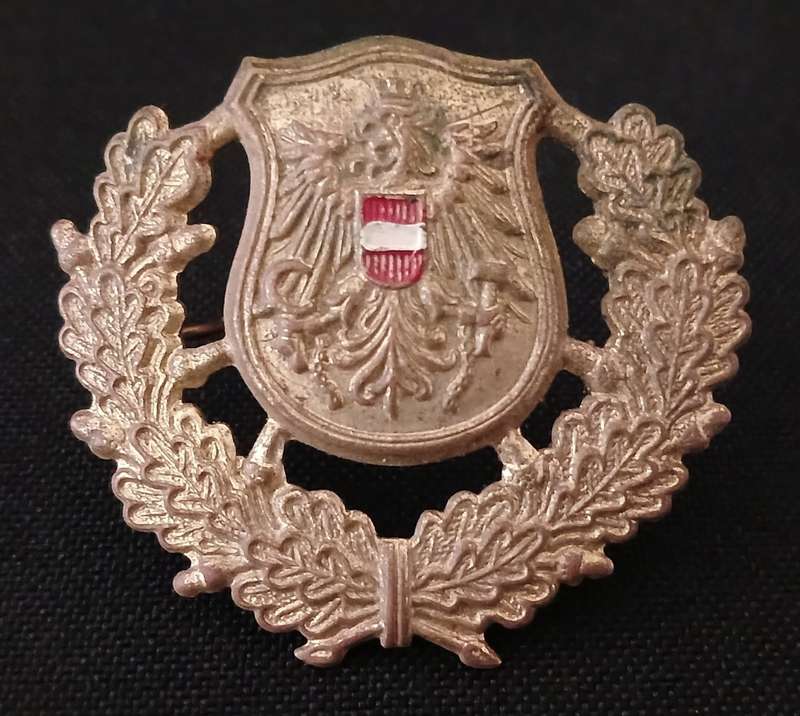 AUSTRIA FEDERAL POLICE CAP BADGE                        L28