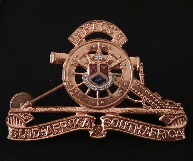 REGIMENT PRETORIA UNIVERSITY ARTILLERY CAP BADGE            L31
