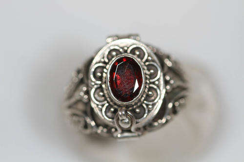 BEAUTIFUL STERLING SILVER AND GARNET POISON RING!! WOW! WOW! LOW STARTING PRICE OF R1!!!