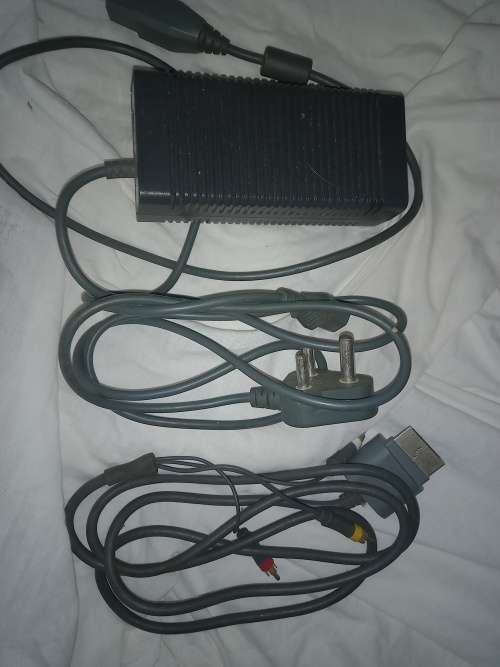 X Box 360 incl cable and 2 controllers