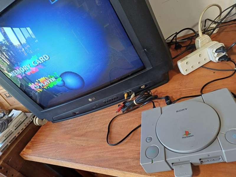 PlayStation 1 (System Complete) plus generic controller