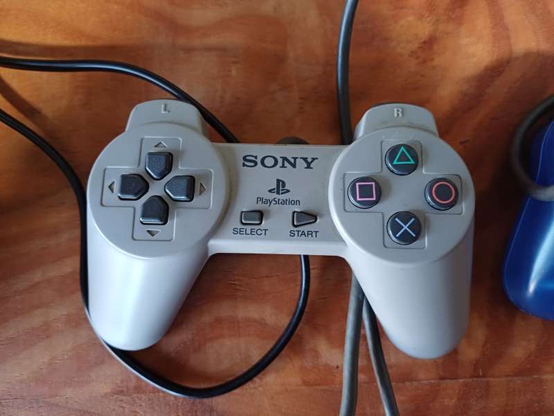 PlayStation 1 (System Complete) plus generic controller